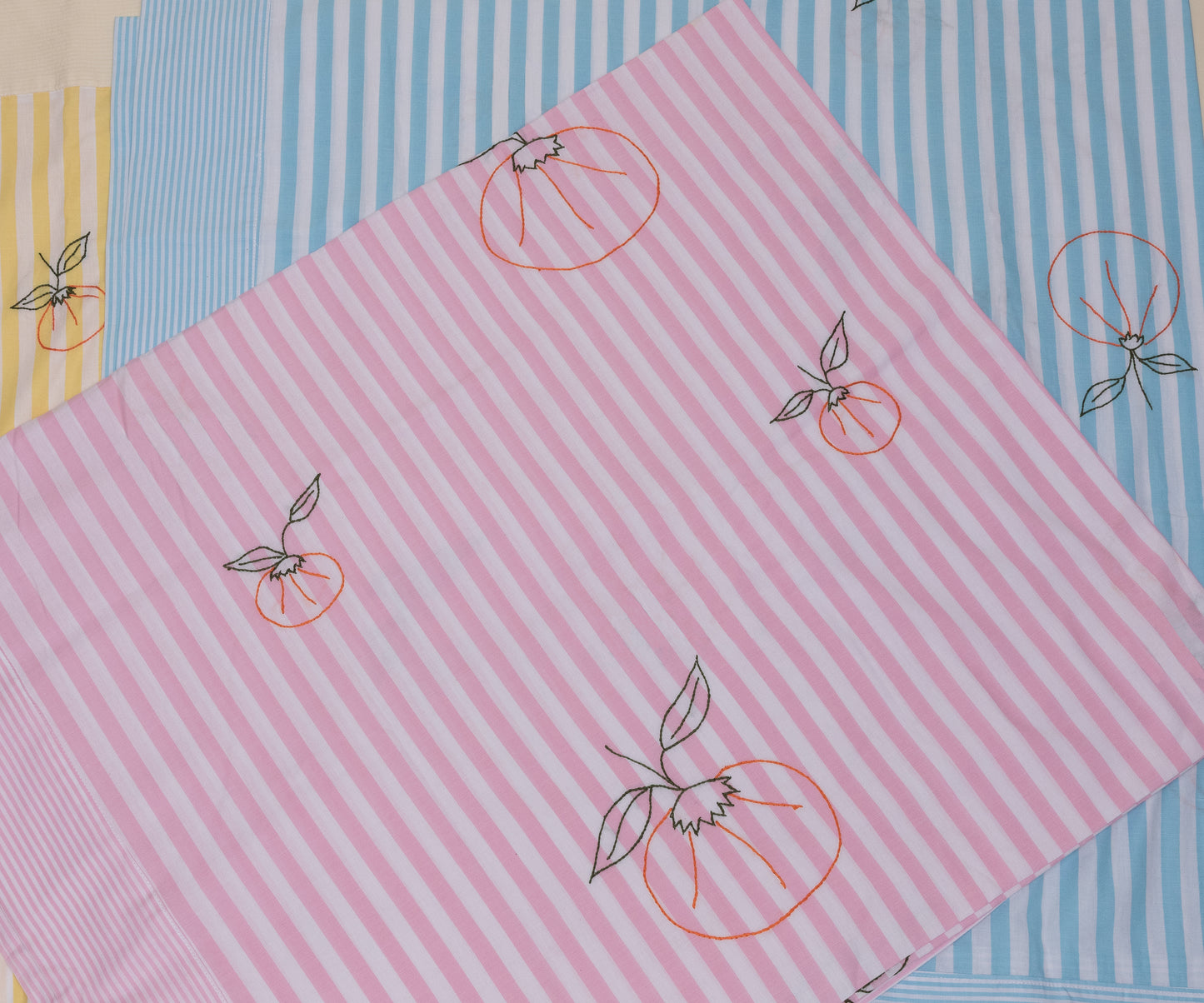 TOALHA RETANGULAR LISTRADA ROSA COM TANGERINAS