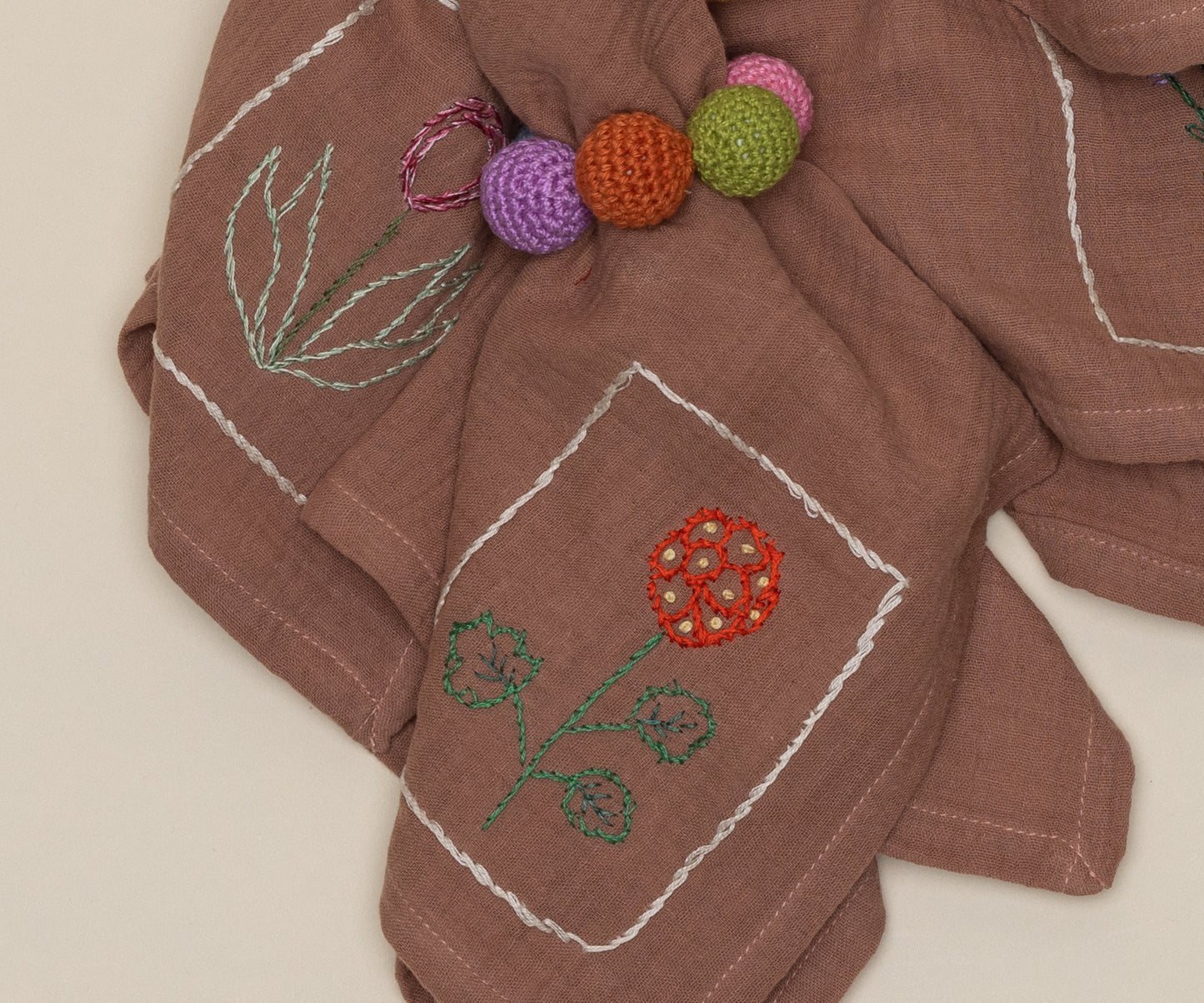 CONJUNTO GUARDANAPOS ALGODAO COM FLORES BORDADA