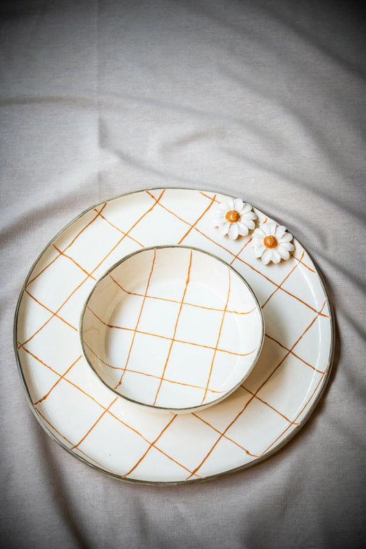 Prato fundo / bowl em cerâmica com detalhes em xadrez marrom café