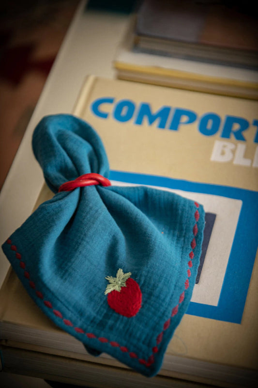 guardanapos 100% algodão, com morango bordado à mão na cor azul Kit com 4