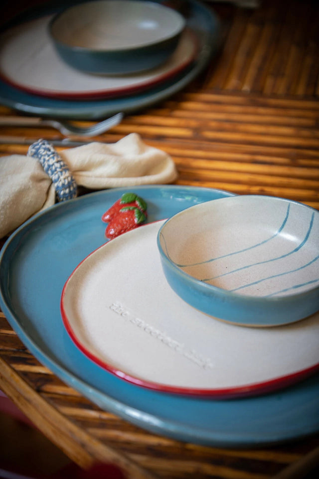 Sousplat Morango oval em cerâmica na cor azul