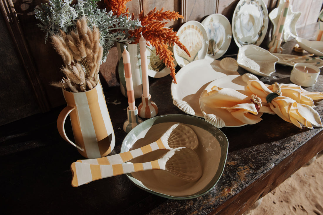 O Refúgio à Beira-Mar: por que a casa de praia se tornou o novo sonho moderno e como levar essa sensação para dentro da sua mesa posta