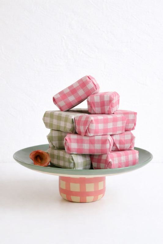 12 BOLOS NO TECIDO + PRATO DE CERÂMICA (30 cm)