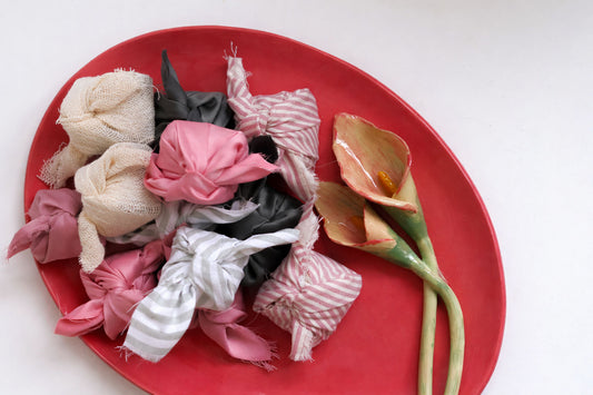 12 BROWNIES NO TECIDO + PRATO DE CERÂMICA (36cm)