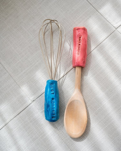 FOUET COM CABO DE CERAMICA 2