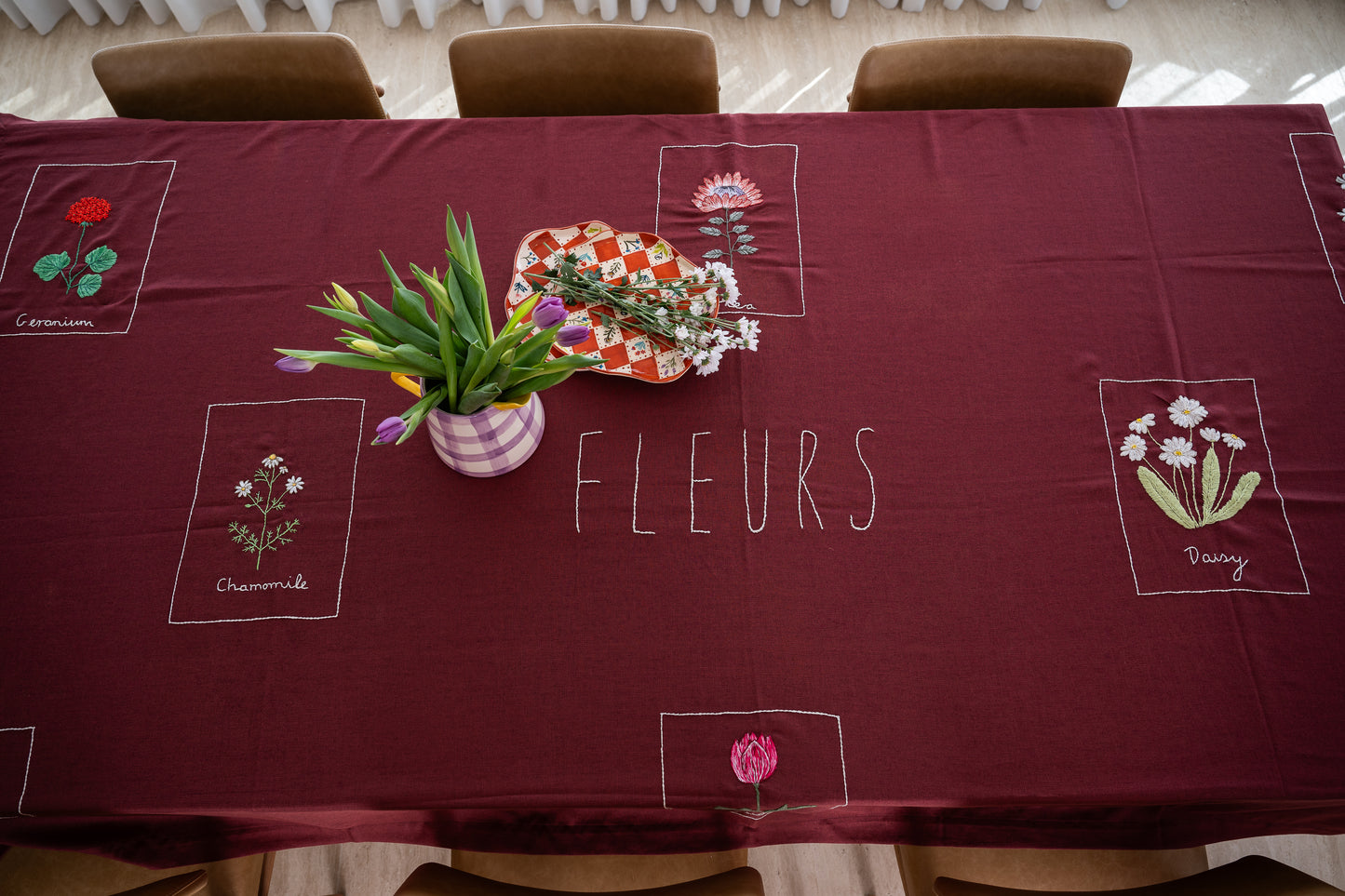 TOALHA DE MESA ALGODAO MARSALA COM FLORES BORDADAS