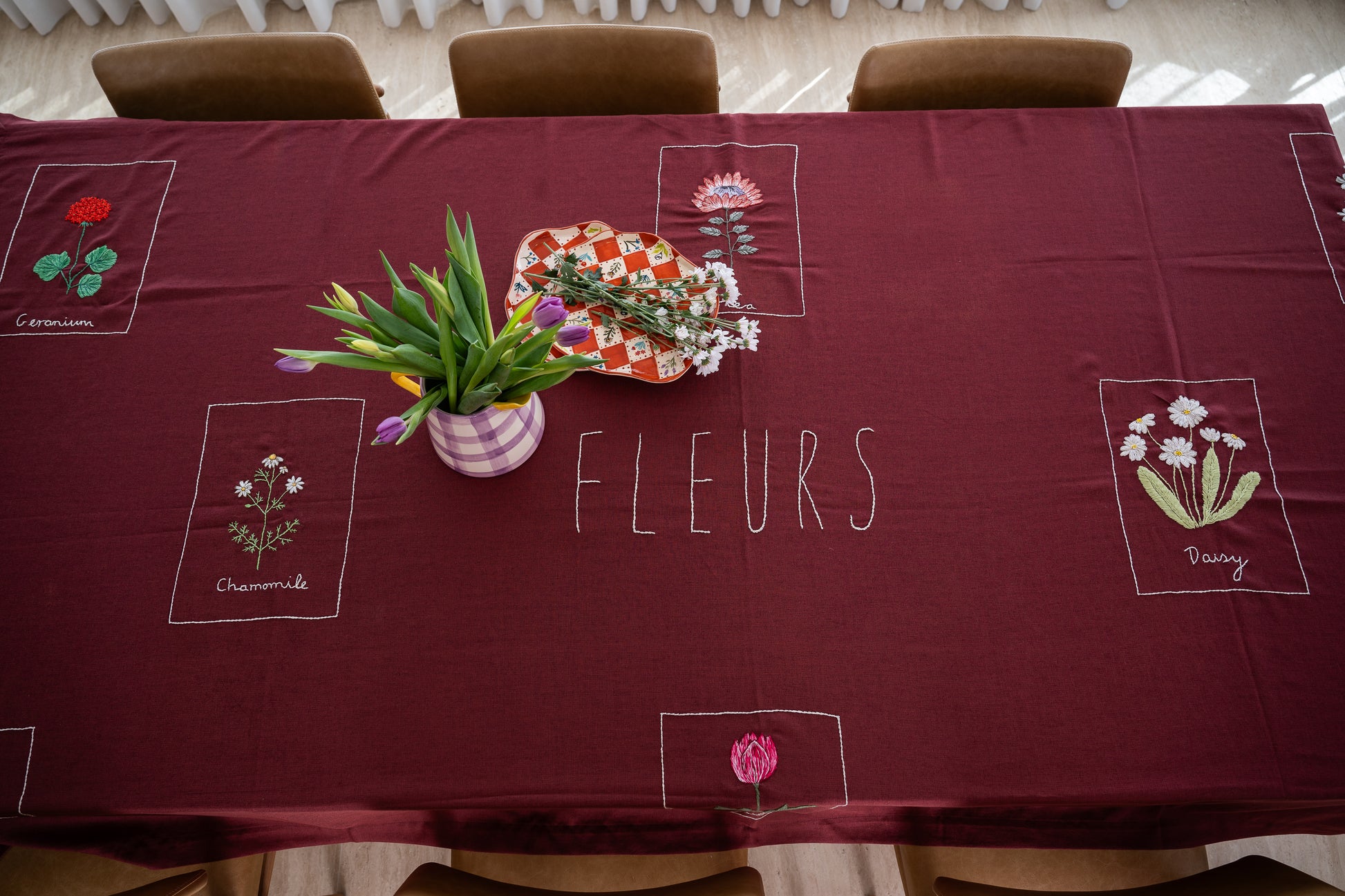 TOALHA DE MESA ALGODAO MARSALA COM FLORES BORDADAS