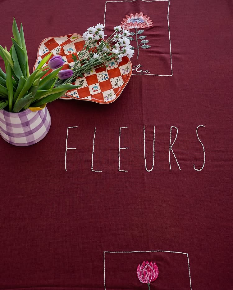 TOALHA DE MESA ALGODAO MARSALA COM FLORES BORDADAS 1