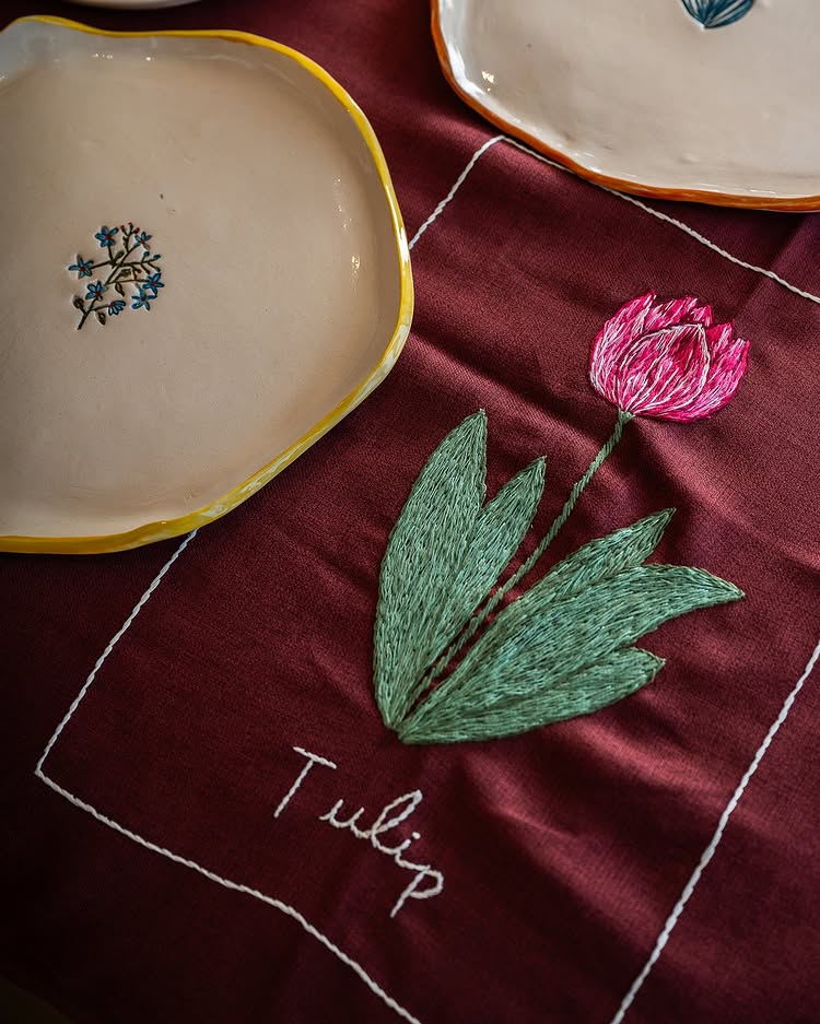 TOALHA DE MESA ALGODAO MARSALA COM FLORES BORDADAS 2